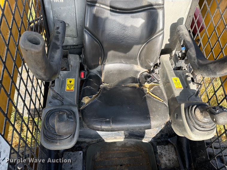 image for item EO8743 2017 Caterpillar 242D skid steer loader
