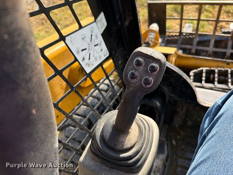 image for item EO8743 2017 Caterpillar 242D skid steer loader