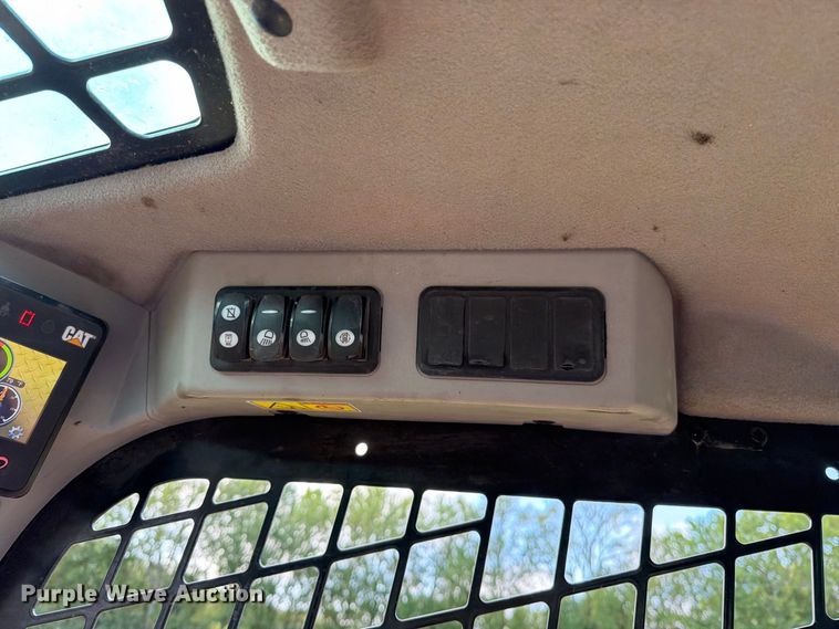 image for item EO8743 2017 Caterpillar 242D skid steer loader