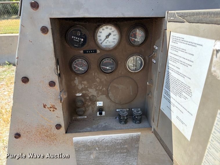 image for item EP7578 1994 LeRoi 185 air compressor