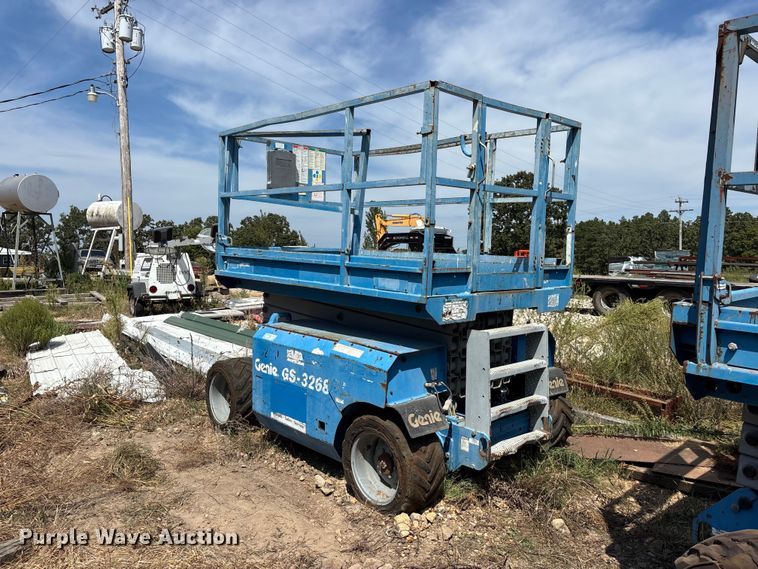 image for item ER3300 2001 Genie GS 3268 scissor lift
