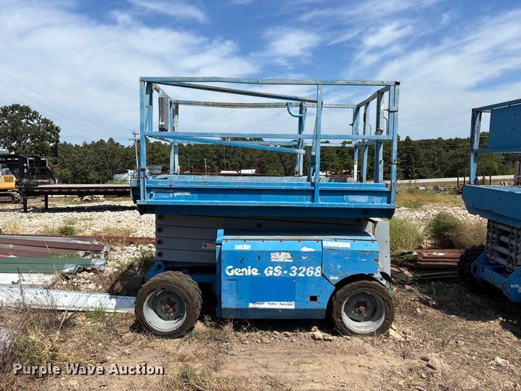 image for item ER3300 2001 Genie GS 3268 scissor lift
