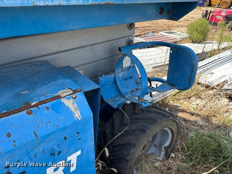 image for item ER3300 2001 Genie GS 3268 scissor lift