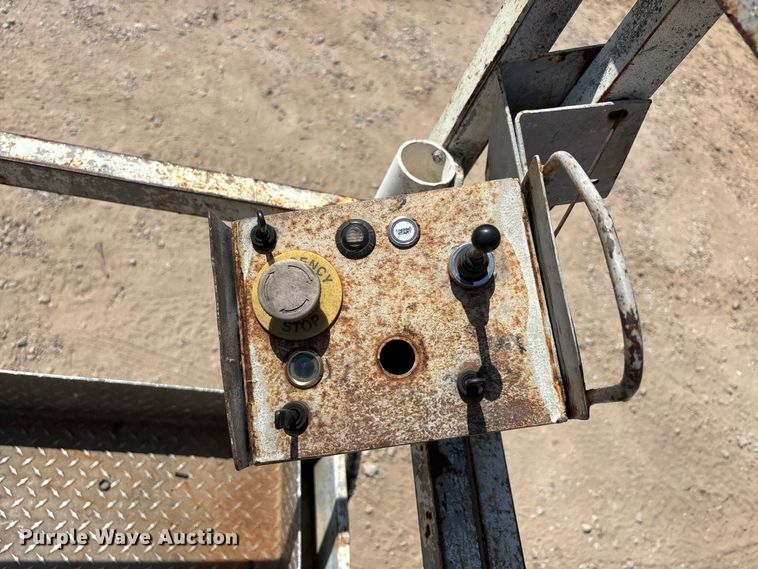 image for item ER3303 1989 Genie V2470CP scissor lift