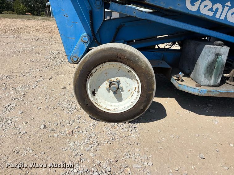 image for item ER3303 1989 Genie V2470CP scissor lift