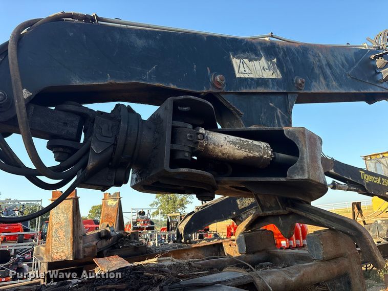 image for item ES8111 2016 Tigercat 250D log loader
