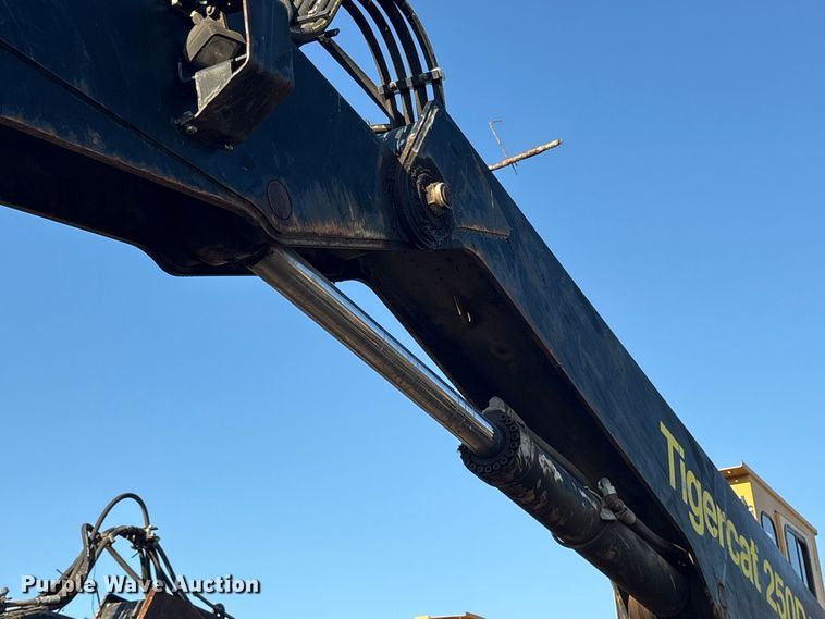 image for item ES8111 2016 Tigercat 250D log loader