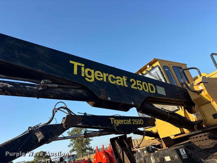 image for item ES8111 2016 Tigercat 250D log loader