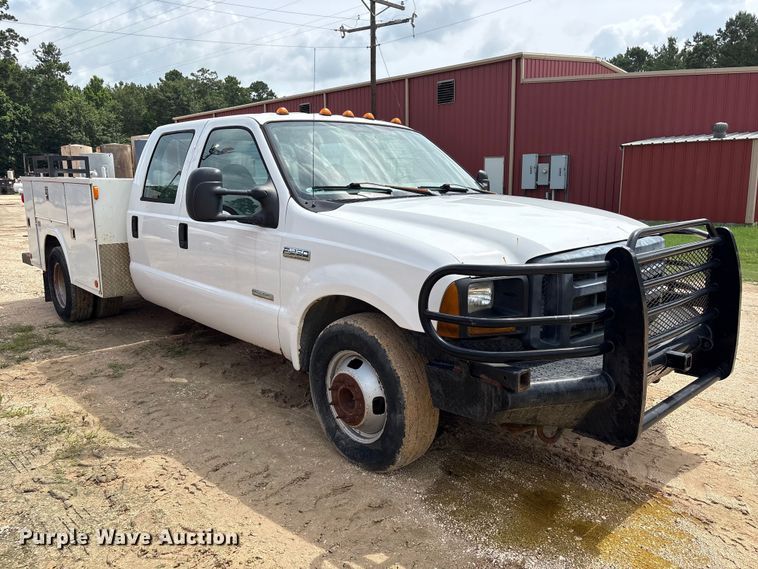 image for item EU0688 2006 Ford F350 Super Duty Crew Cab utility bed pickup truck