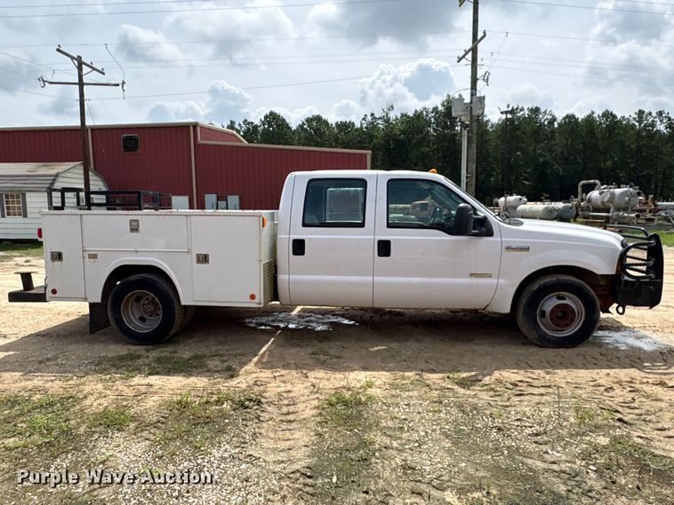 image for item EU0688 2006 Ford F350 Super Duty Crew Cab utility bed pickup truck