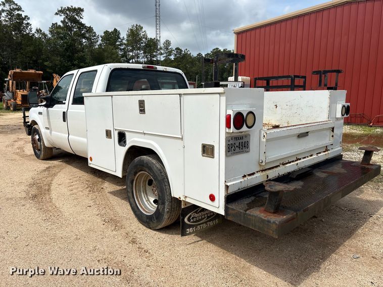 image for item EU0688 2006 Ford F350 Super Duty Crew Cab utility bed pickup truck