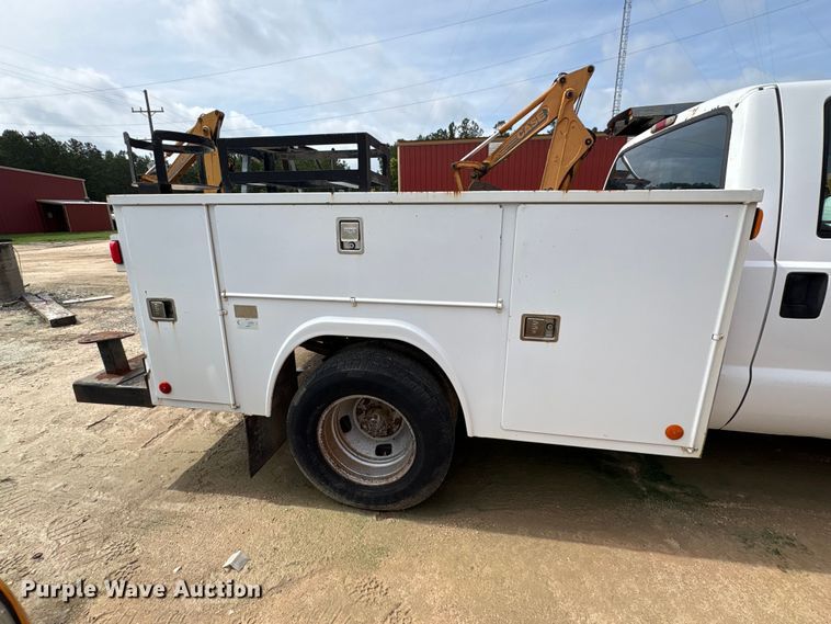 image for item EU0688 2006 Ford F350 Super Duty Crew Cab utility bed pickup truck