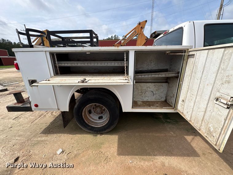 image for item EU0688 2006 Ford F350 Super Duty Crew Cab utility bed pickup truck