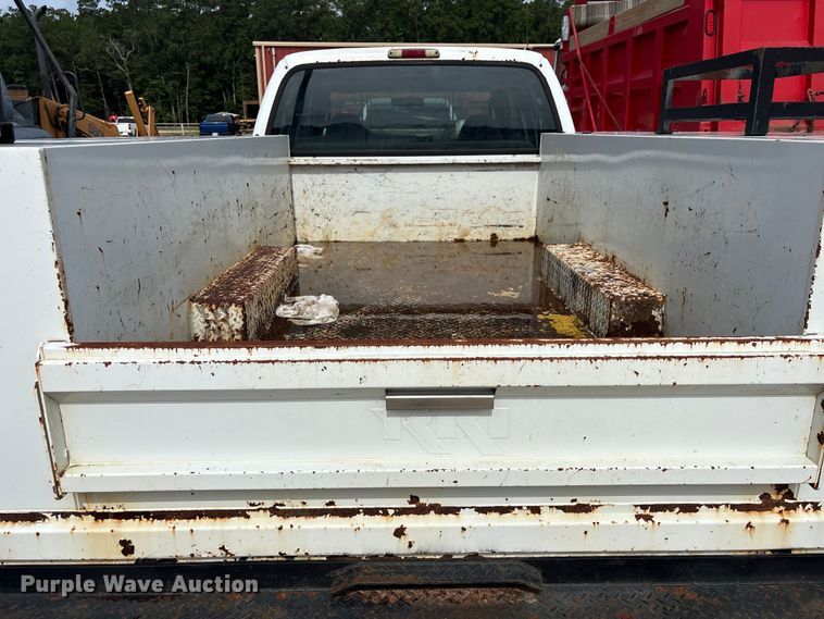image for item EU0688 2006 Ford F350 Super Duty Crew Cab utility bed pickup truck