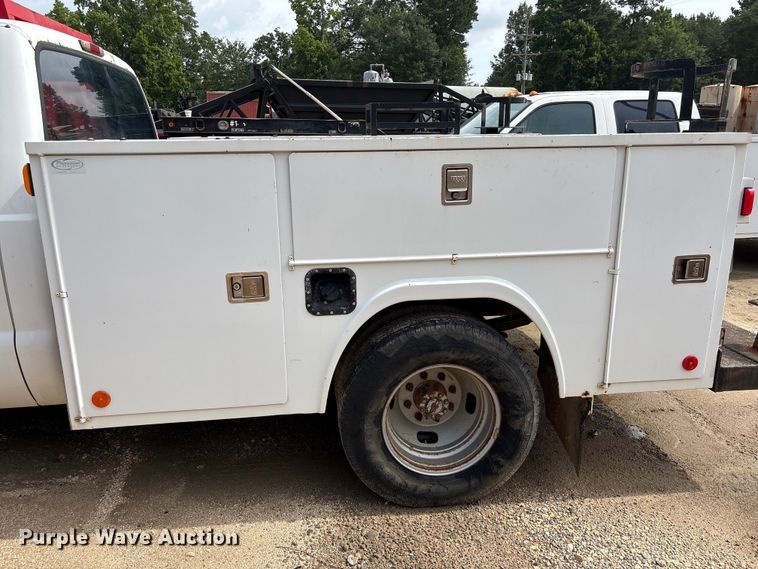 image for item EU0688 2006 Ford F350 Super Duty Crew Cab utility bed pickup truck