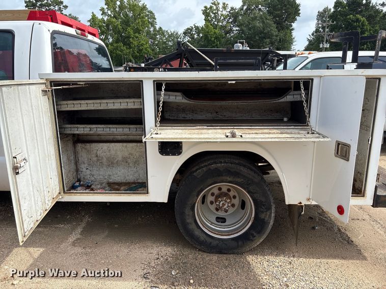 image for item EU0688 2006 Ford F350 Super Duty Crew Cab utility bed pickup truck