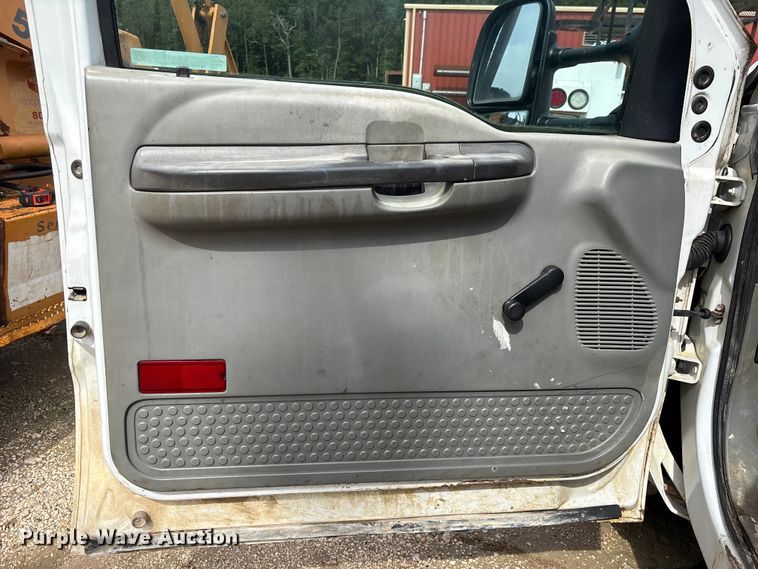 image for item EU0688 2006 Ford F350 Super Duty Crew Cab utility bed pickup truck