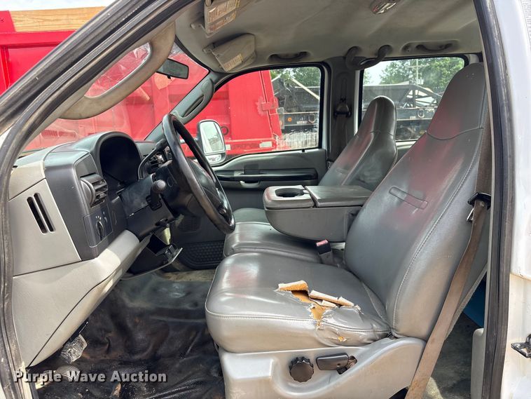 image for item EU0688 2006 Ford F350 Super Duty Crew Cab utility bed pickup truck