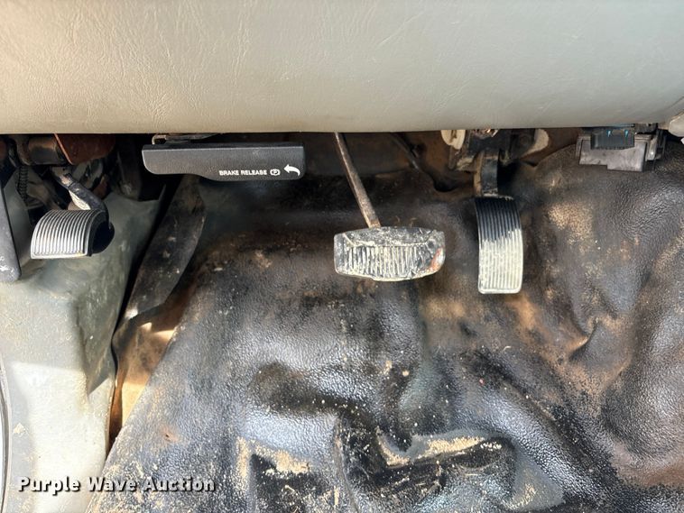 image for item EU0688 2006 Ford F350 Super Duty Crew Cab utility bed pickup truck