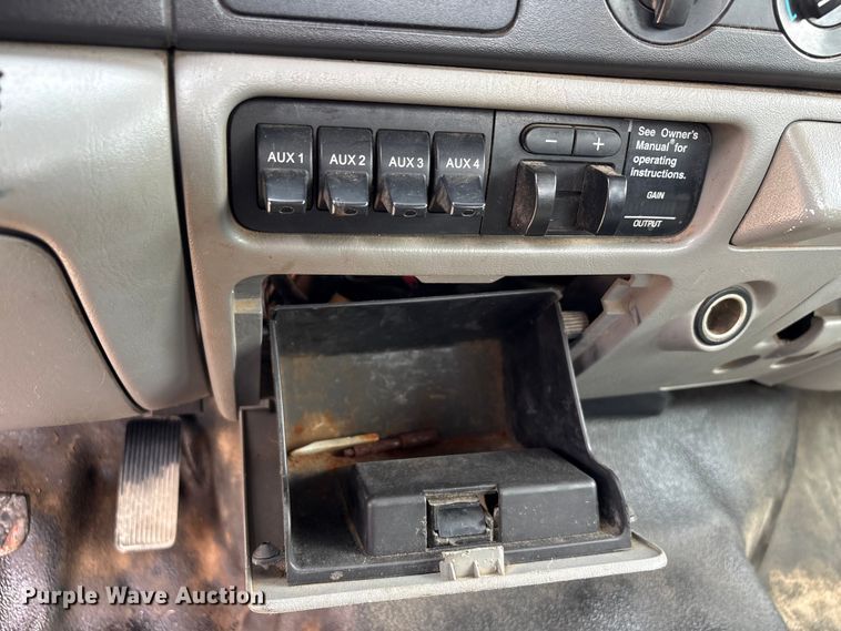 image for item EU0688 2006 Ford F350 Super Duty Crew Cab utility bed pickup truck