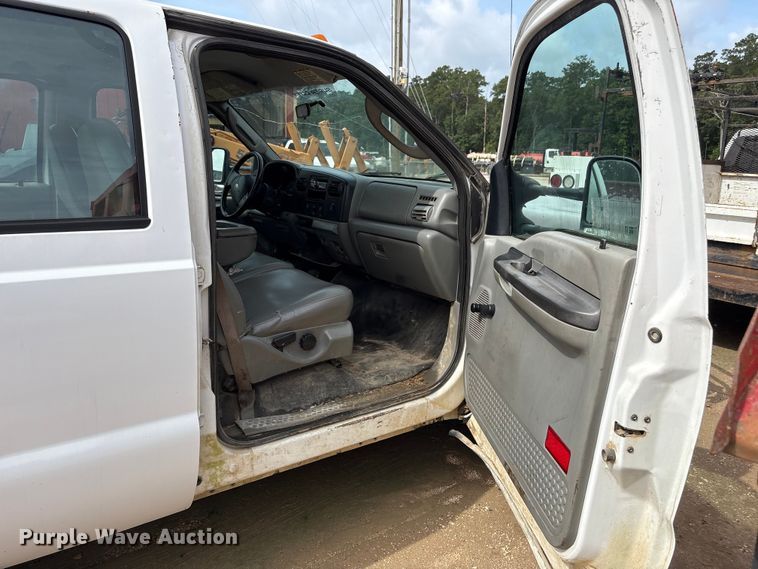 image for item EU0688 2006 Ford F350 Super Duty Crew Cab utility bed pickup truck