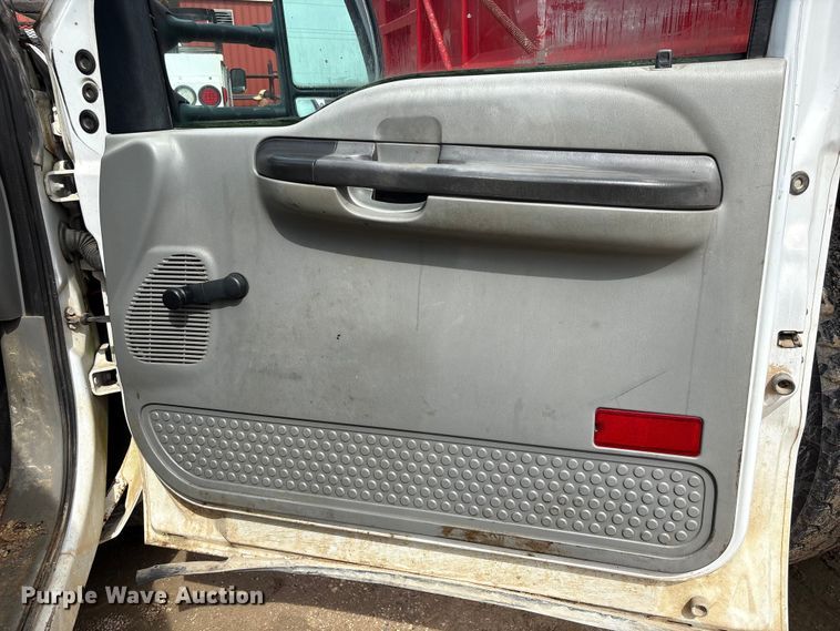 image for item EU0688 2006 Ford F350 Super Duty Crew Cab utility bed pickup truck