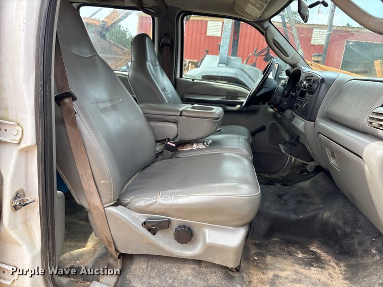 image for item EU0688 2006 Ford F350 Super Duty Crew Cab utility bed pickup truck