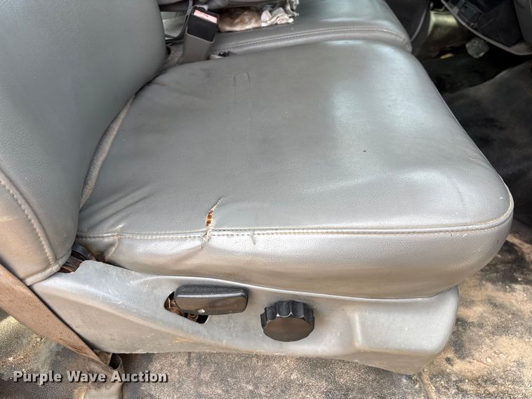 image for item EU0688 2006 Ford F350 Super Duty Crew Cab utility bed pickup truck