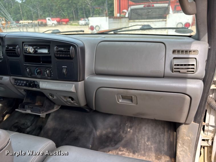 image for item EU0688 2006 Ford F350 Super Duty Crew Cab utility bed pickup truck