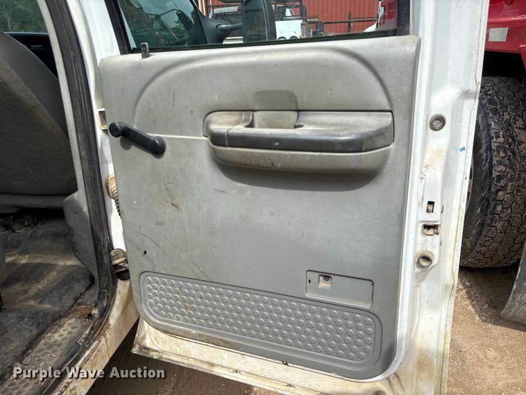 image for item EU0688 2006 Ford F350 Super Duty Crew Cab utility bed pickup truck