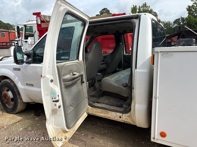 image for item EU0688 2006 Ford F350 Super Duty Crew Cab utility bed pickup truck