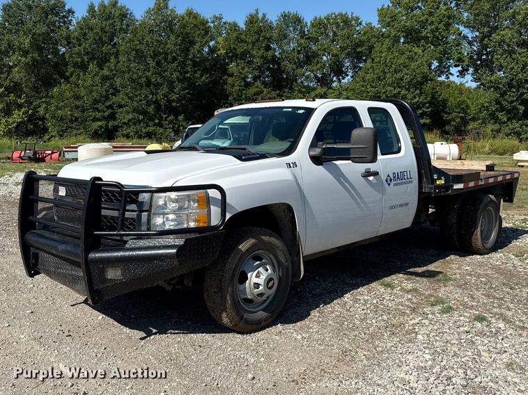 2013 Chevrolet Silverado 3500HD Ext. Cab flatbed pickup truck