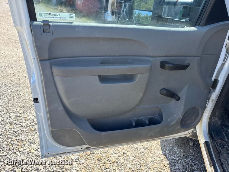 image for item EV6192 2013 Chevrolet Silverado 3500HD Ext. Cab flatbed pickup truck