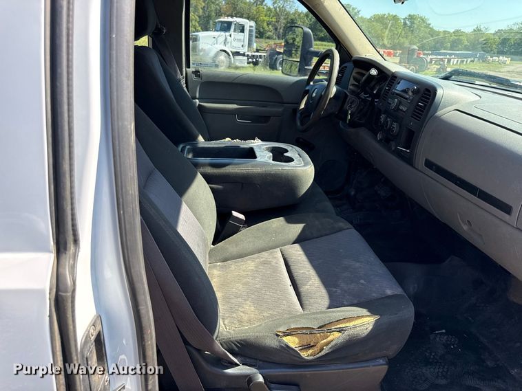 image for item EV6192 2013 Chevrolet Silverado 3500HD Ext. Cab flatbed pickup truck