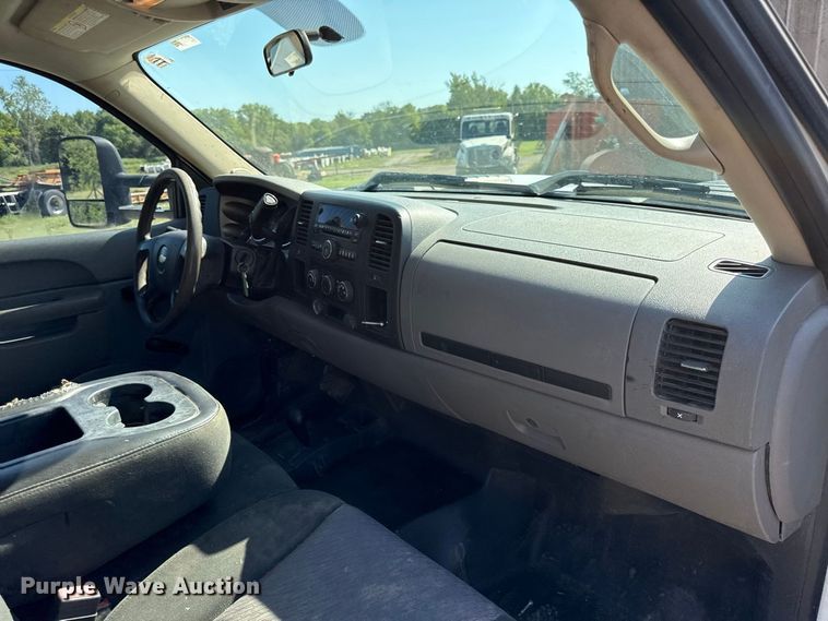 image for item EV6192 2013 Chevrolet Silverado 3500HD Ext. Cab flatbed pickup truck
