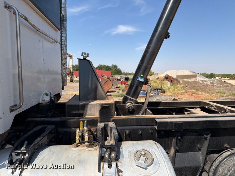 image for item EW8749 2011 Peterbilt 388 dump truck