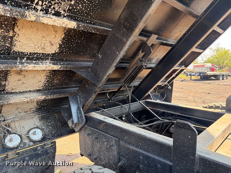 image for item EW8749 2011 Peterbilt 388 dump truck