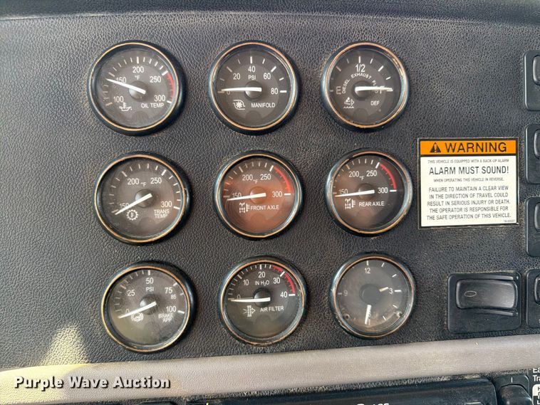 image for item EW8749 2011 Peterbilt 388 dump truck