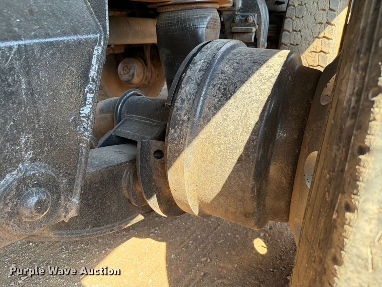 image for item EW8749 2011 Peterbilt 388 dump truck