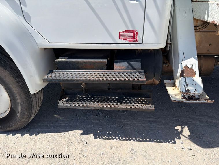 image for item EW8810 2001 International 4700 bucket truck
