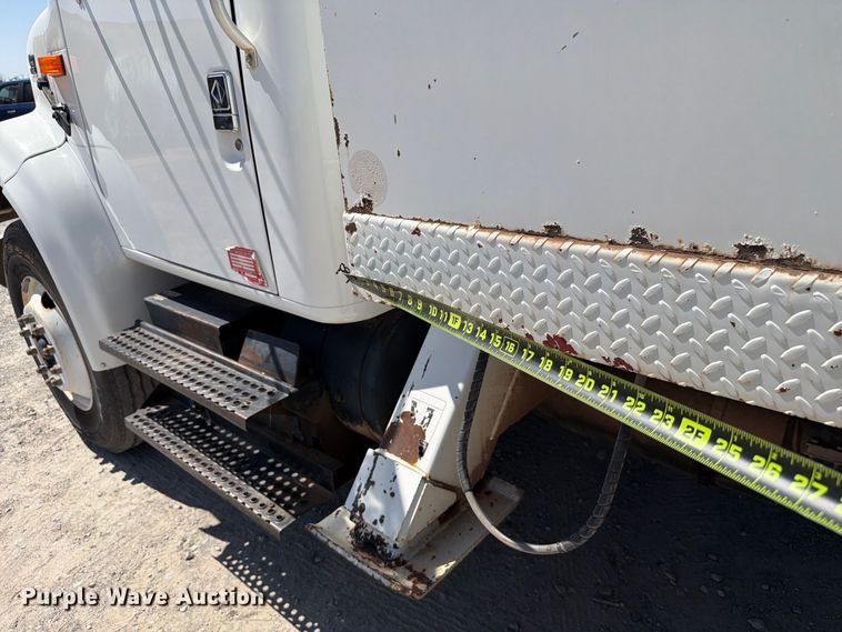 image for item EW8810 2001 International 4700 bucket truck