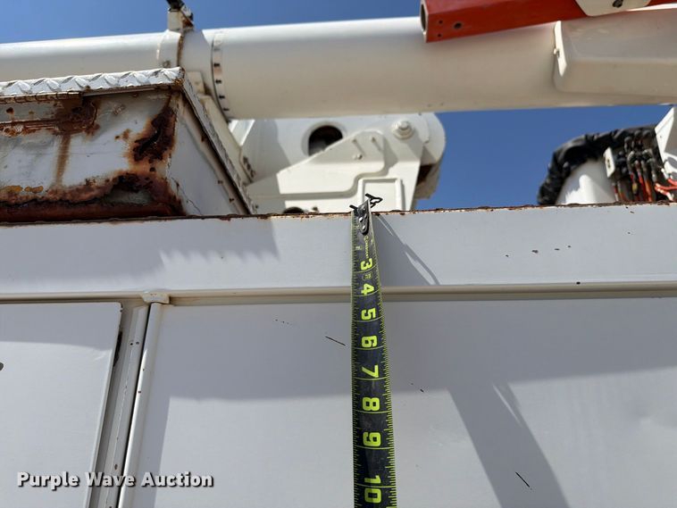 image for item EW8810 2001 International 4700 bucket truck