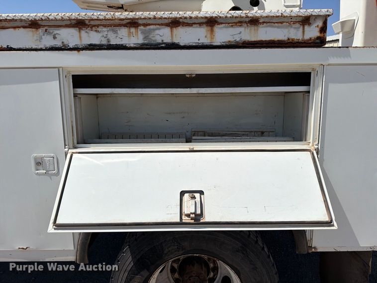 image for item EW8810 2001 International 4700 bucket truck