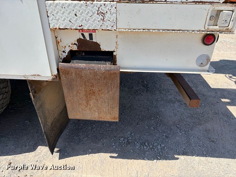 image for item EW8810 2001 International 4700 bucket truck