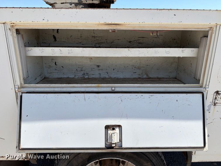 image for item EW8810 2001 International 4700 bucket truck
