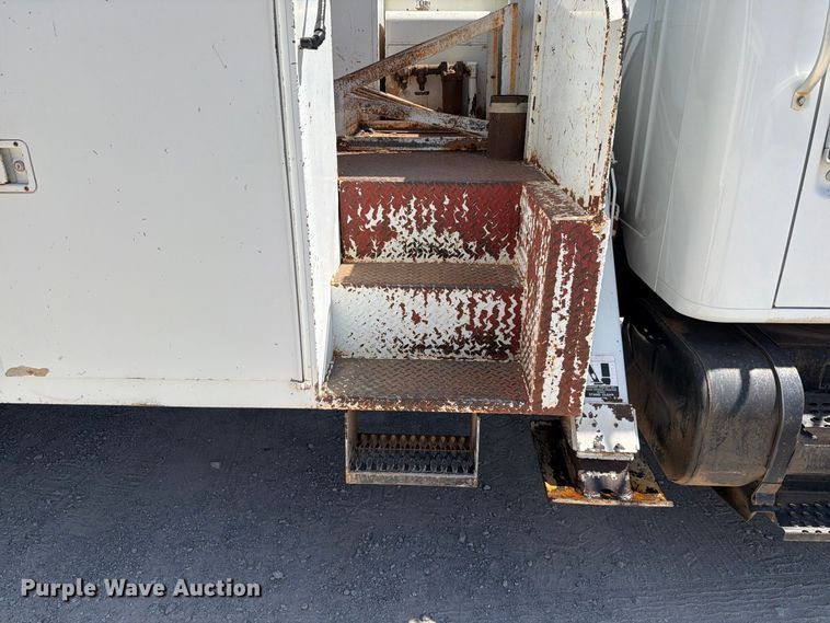 image for item EW8810 2001 International 4700 bucket truck
