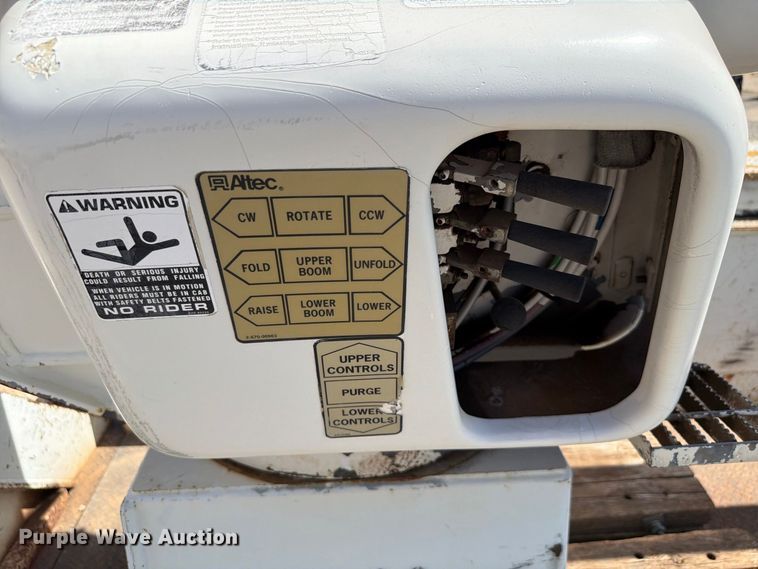 image for item EW8810 2001 International 4700 bucket truck