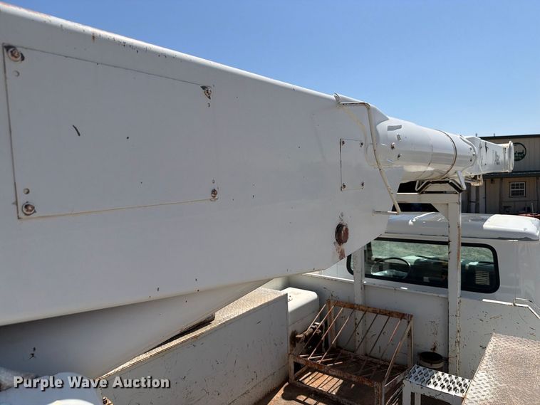 image for item EW8810 2001 International 4700 bucket truck
