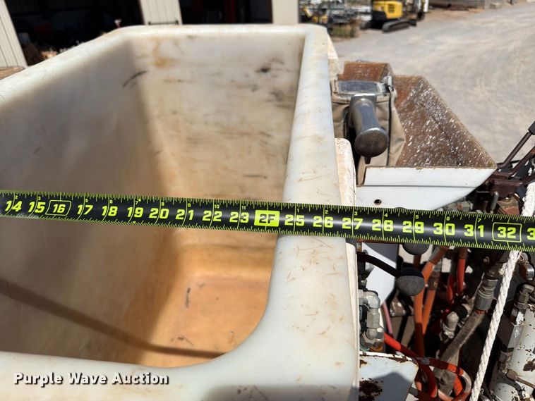 image for item EW8810 2001 International 4700 bucket truck