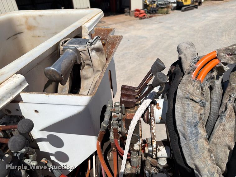 image for item EW8810 2001 International 4700 bucket truck
